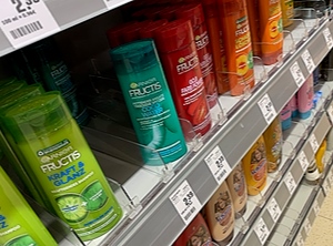 Shampooflasche zu Shampooflasche -- fordert WWF (Foto: KI)