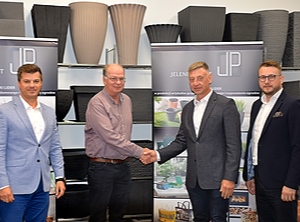 Jens Kröger (Jelenia Plast, 2.v.l.) und Tomasz Mikulski (ML Polyolefins, 3.v.l.) mit Jacek Medrak (links) und Krzysztof Nowosielski (rechts, Foto: Jelenia Plast)
