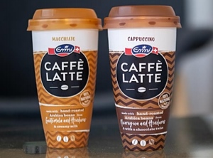 Die von Greiner im Spritzgießverfahren produzierten Becher werden mittels Sleeves dekoriert (Foto: Emmi)