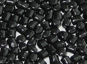 Mit Ruß eingefärbtes K-Granulat (Foto: Black Bear Carbon)
