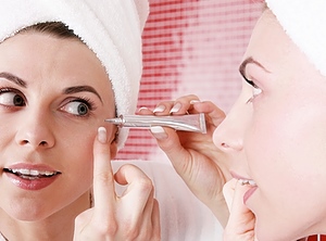 Die Leute gehen wieder mehr aus - und damit steigt die Nachfrage nach Kosmetiktuben (Foto: etma)