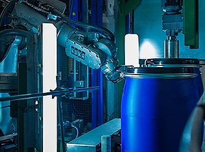 Fertigung von Kunststoff-Fässern (Foto: mauser)