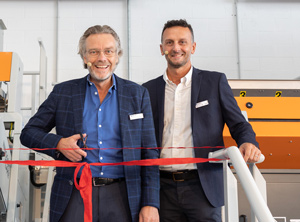 Tom Eng (li.), Chef des Recyclinganlagengeschäfts, mit dem Marketing- und Vertriebsleiter Fabrizio Radice bei der Eröffnung des neuen Testzentrums in Parma (Foto: Tomra)
