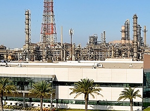 Polymere und Palmen: Anlagen im saudi-arabischen Al Jubail (Foto: Saudi Polymers)