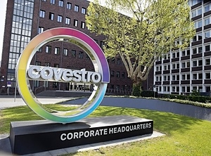 Das Firmenlogo vor der Konzernzentrale in Leverkusen (Foto: Covestro)
