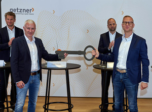 Geschäftsführer Jürgen Rainalter (vorne links) bei der Schlüsselübergabe (Foto: Getzner)