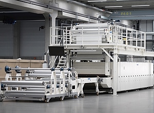 Die neue Doppelbandpresse im bayerischen Zweigwerk Cham (Foto: Ensinger)