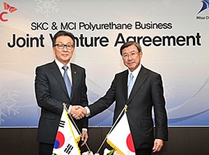 Aus und vorbei: Das 2015 vom Mistui-CEO Tsutomu Tannowa (rechts) und dem SKC-CEO Jang Suk Park geschlossene JV ist Geschichte (Foto: Mitsui)