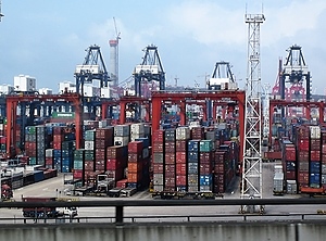 Stapelweise Container: Blick in den Hafen von Guangzhou (Foto: KI)