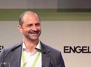 Dr. Christoph Steger während der Fakuma-Pressekonferenz (Foto: KI)