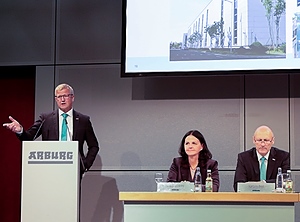 Die Arburg-Geschäftsführung – hier mit Gerhard Böhm, Juliane Hehl und Jürgen Boll (v.l.) – hatte während der Messe ,,Fakuma