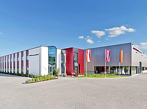 Unter weißblauem Himmel: Produktionsstandort in Nürnberg (Foto: Wittmann Battenfeld)