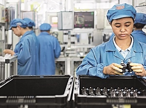 Mao hätte seine Freude an den „blauen Arbeiterameisen“: Blick ins Elektronikwerk in Shanghai (Foto: Hella)