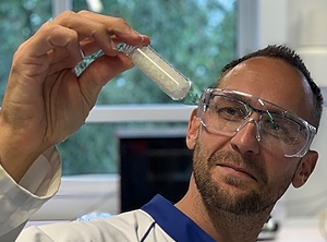 Wissenschaftler Gerrit Gobius du Sart inspiziert die erste Charge des recycelten PLA-Granulats (Foto: Total Corbion PLA)
