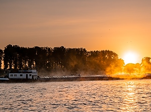Trugbild: Es könnte auf dem Rhein so romantisch sein, wenn es nur genug Wasser gäbe (Foto: PantherMedia/fokkebok)