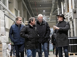 Werksrundgang: Standortleiter Thomas König (re.) mit Vertretern der lokalen Politik in Oberroßbach (Foto: Soprema)