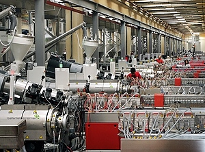 Vielfach werden Anlagen von Battenfeld-Cincinnati und Greiner Extrusion bereits gemeinsam eingesetzt, wie hier beim bulgarischen Profilhersteller Profilink zu sehen (Foto: Profilink)