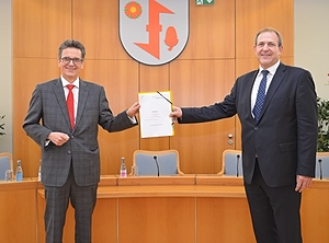 Vertragsunterzeichnung in Idar-Oberstein: Dr. Gerald Hauf (Polymer-Gruppe; links) und Oberbürgermeister Frank Frühauf (Foto: Stadtverwaltung Idar-Oberstein)
