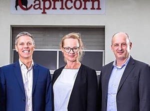 Die Akquisition ist unter Dach und Fach: Karsten Hoppe, President, Building Solutions - Europe bei Uponor (re,) mit Capricorn-CEO Dariusz Rutowicz (li.) und Monika Piekarz, Mitglied der Capricorn-Geschäftsleitung (Foto: Uponor)