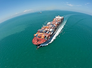 Die Erde ist keine Scheibe: Das Containerschiff „Sofia Express“ läuft in den Hafen von Singapur ein (Foto: HLAG)