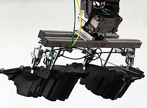 Entnahme von Spritzgießteilen für den Automobilbau (Foto: Plastivaloire)