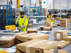 Möglichst ohne Kunststoff: Distributionszentrum des Onlineversandhändlers (Foto: Amazon)