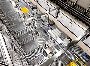 Der Blick hinunter: Das neue Logistikzentrum in Wieselburg ist 21 m hoch (Foto: ZKW)