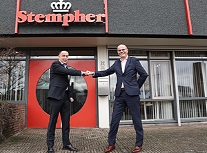 Übernahme besiegelt: Oerlemans-CEO Joan Hanegraaf (li.) und Arjen van de Werve, der Geschäftsführer von Stempher (Foto: Oerlemans Packaging Group)