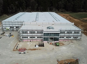 Damals noch im Bau: Die neue Betriebsstätte im mittelfränkischen Alfeld (Foto: Hebra)