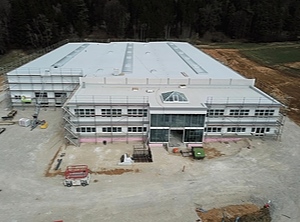 Damals noch im Bau: Die neue Betriebsstätte im mittelfränkischen Alfeld (Foto: Hebra)