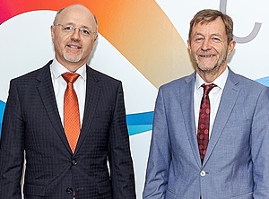 Gemeinsam: Johann Milchram (links), Geschäftsführer IMCD Südosteuropa, und Alfred Fuchs, Geschäftsführender Gesellschafter von Polychem (Foto: IMCD)