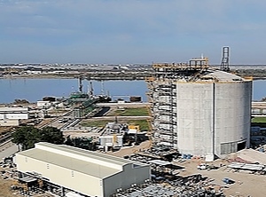 Fos-sur-mer:Im Juni meldeten die Franzosen bereits, der Ethylentank mit Terminal sei fast fertig (Foto: Kem One)