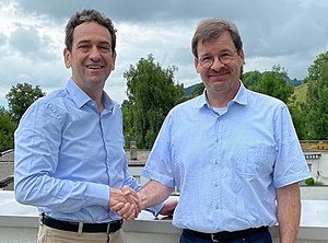 Der Deal ist besiegelt: Isidore Leiser, CEO der Stratus Packaging Group und Thomas Borter, CEO der Koch AG (v.li.; Foto: Stratus)