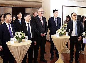 Wilfried Jobst (Mitte), Geschäftsführer der chinesischen Tochtereinheit, bei der Vertragsunterzeichnung zusammen mit Mitarbeitern und Vertretern von Highsun (Foto: K.D. Feddersen)