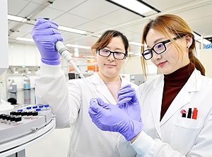 Forscher bei LG arbeiten unter anderem auch an biologisch abbaubaren Polymeren (Foto: LG Chem)