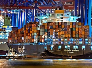 So schön können Container auf Schiffen sein: Abendstimmung in Hamburg (Foto: Pexels, Julius Silver)