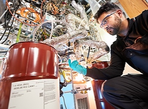 In der Pilotanlage für pflanzenbasiertes HMDA: Covestro-Mitarbeiter Mario Lopes (Foto: Covestro)