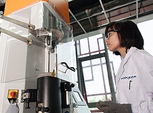 Forscherin am Fluorpolymer-Werk in Changshu (Foto: Arkema)