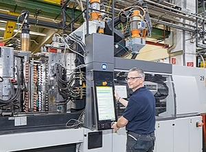 An der Spritzgießmaschine: Gardena plant eine Erweiterung seines Werks in Heuchlingen (Foto: Gardena)