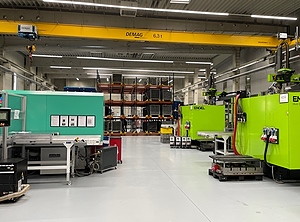 Viel Platz zum Spritzgießen: Blick in die neue Halle bei Wilhelm Schröder (Foto: OKE)