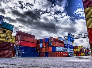 Dunkle Wolken: Der Ukraine-Krieg wirbelt den Logistiksektor durcheinander (Foto: Pixabay, distel)