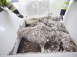 Sortieren von Kunststoffabfällen: Noch dieses Jahr soll die Investitionsentscheidung für die geplante Anlage in Walldürn getroffen werden (Foto: OMV)