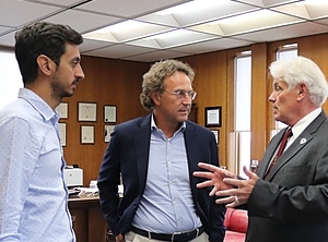 Handelseinig: Massimo Pavin (Mitte) und Lorenzo Ferro (links) im Gespräch mit Bürgermeister Thomas Broderick über den  Werksneubau (Foto: Stadt Anderson)