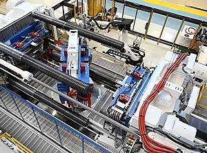 Spritzprägemaschine für großformatige Polycarbonatteile im französischen Entwicklungszentrum ,,Sigmatech“ (Foto: Plastic Omnium)