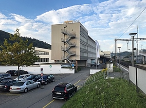 An der Unternehmenszentrale im schweizerischen Niederwangen: Das weltpolitische Geschehen erschwert die Planungen für 2022 (Foto: Adval Tech)