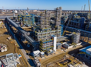 Zu 90 Prozent fertiggestellt: Die 1,3-Mrd-EUR-Produktionsstätte in Tiszaújváros / Ungarn (Foto: MOL)