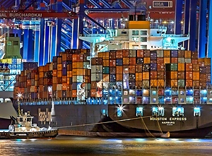 In Hamburg wird nach wie vor normal abgefertigt: derzeit stecken aber weltweit 12 Prozent aller verschifften Waren fest (Foto: Julius Silver / Pexels)