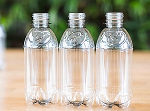 PEF gilt als alternatives Flaschenmaterial zu PET (Foto: Avantium)