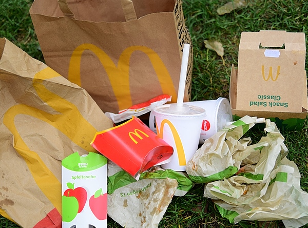 Bald auch in Tübingen wieder „steuerfrei“? Fast-Food-Müll von McDonalds (Foto: Finke / DUH)