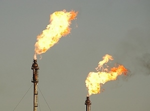 Abfackeln darf sich nicht mehr lohnen: Konjunkturforscher fordern höhere Gaspreise (Foto: iStock/Hazlan Abdul Hakim)